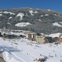 Uitzicht op de piste en het hotel